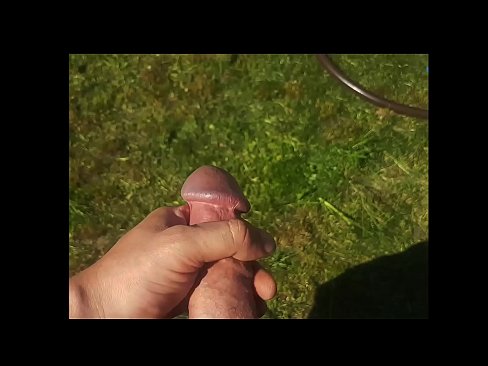 ❤️ Vruća zgodna jebe svoju ružičastu macu i svršava špricom u ljetnoj bašti Tvrdi porno kod nas ☑