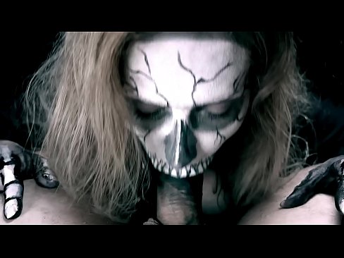 ❤️ Demonska djevojka siše kurac svojim crnim ustima i guta spermu. Tvrdi porno kod nas ☑